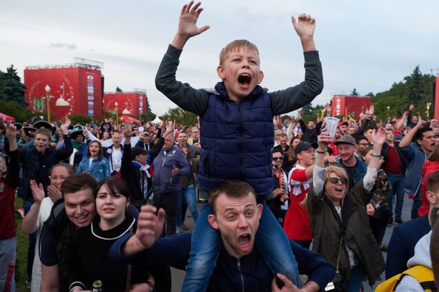 У Москві фанатам ЧС-2018 ледь не влаштували смертельну пастку: відеофакт
