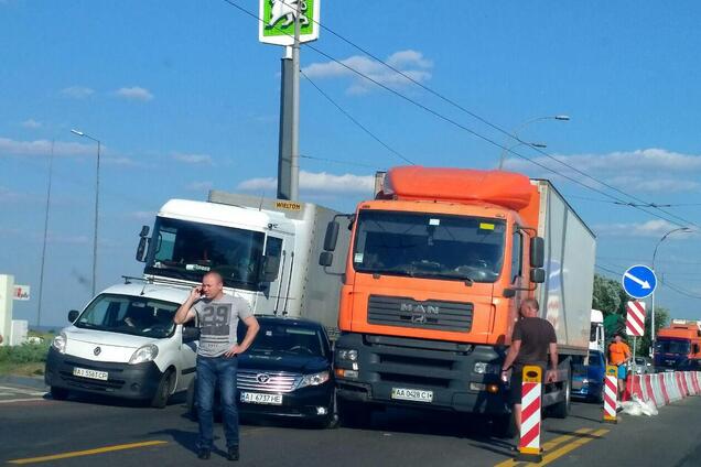 Перекрили трасу: через ДТП у Києві утворився масштабний затор