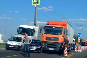 Перекрыли трассу: из-за ДТП в Киеве образовался масштабный затор