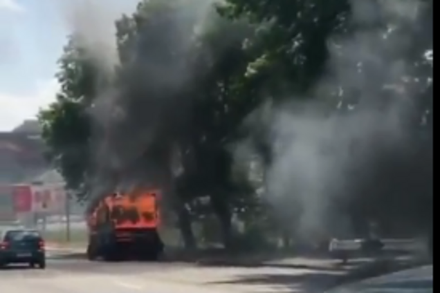 У Києві відбулася вогняна НП на дорозі: транспорт застряг у заторах