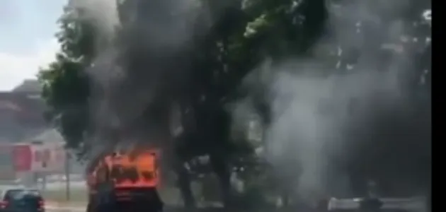 В Киеве произошло огненное ЧП на дороге: транспорт застрял в пробках