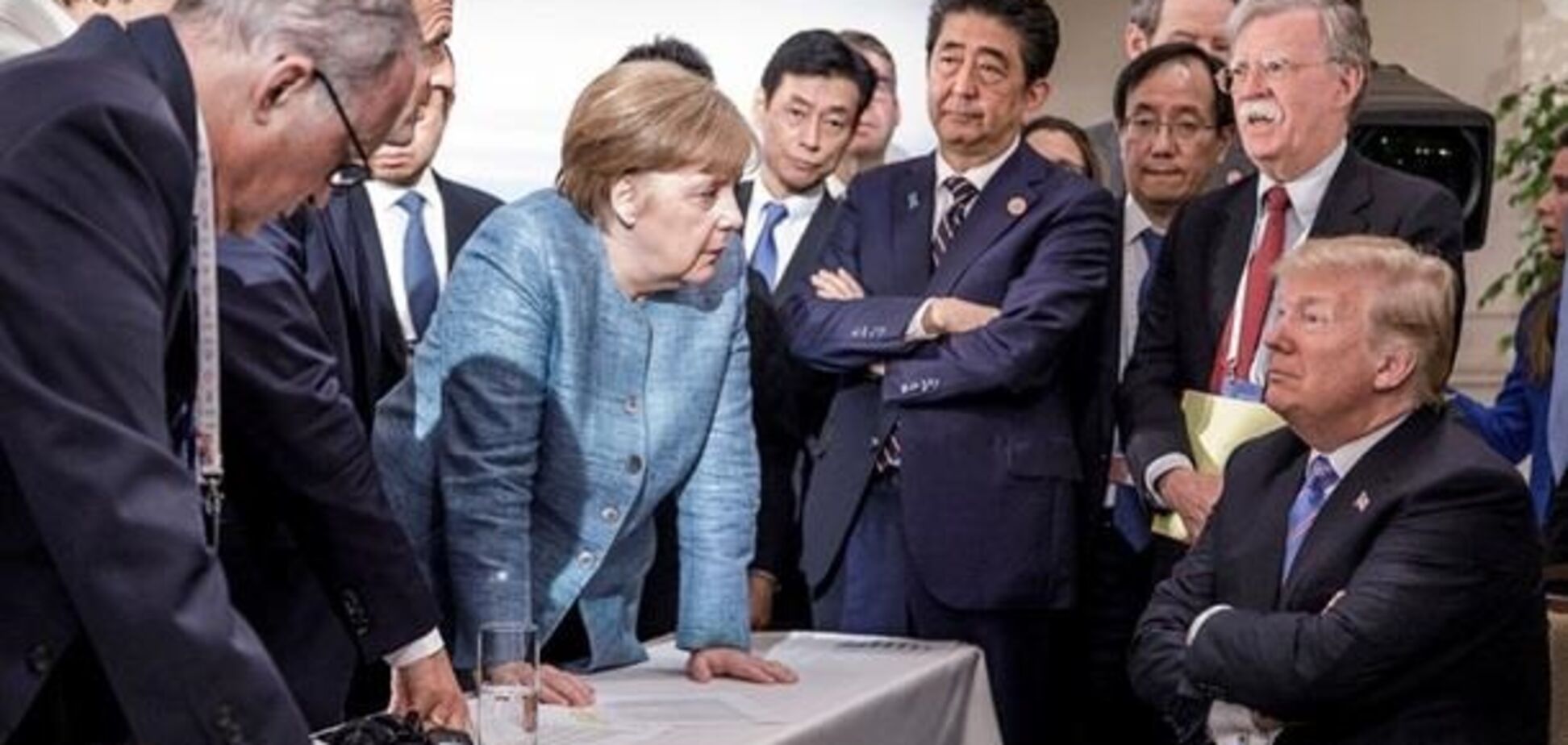 Швырнул конфеты: стало известно о стычке Трампа и Меркель на саммите G7 из-за России