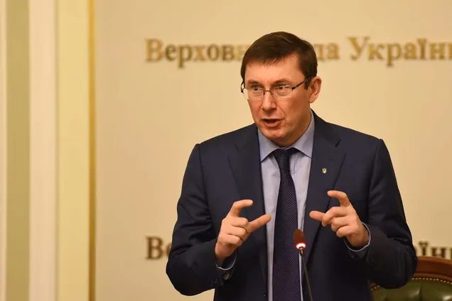 "Надоели": Луценко и Гройсман прошлись по таможенникам за авто на еврономерах