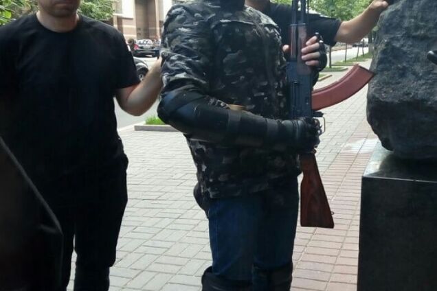 'Шел стрелять депутатов': задержанным с оружием под Кабмином оказался подросток