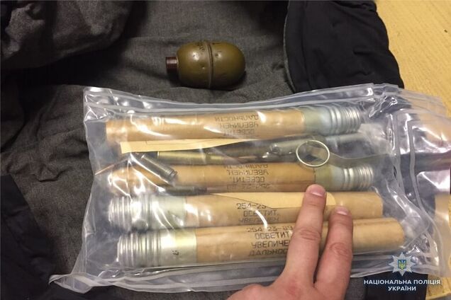 Вез патроны и взрывчатку: в киевском метро задержали вооруженного пассажира