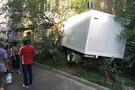 В Киеве "Газель" влетела в жилой дом: опубликованы фото