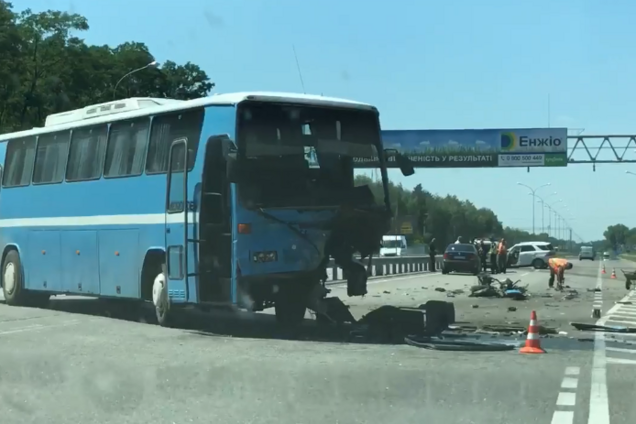 Розбитий автобус: опублікувано відео страшної ДТП під Києвом