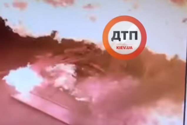 'Забыл вынуть 'пистолет': под Киевом взорвалась АЗС. Видеофакт