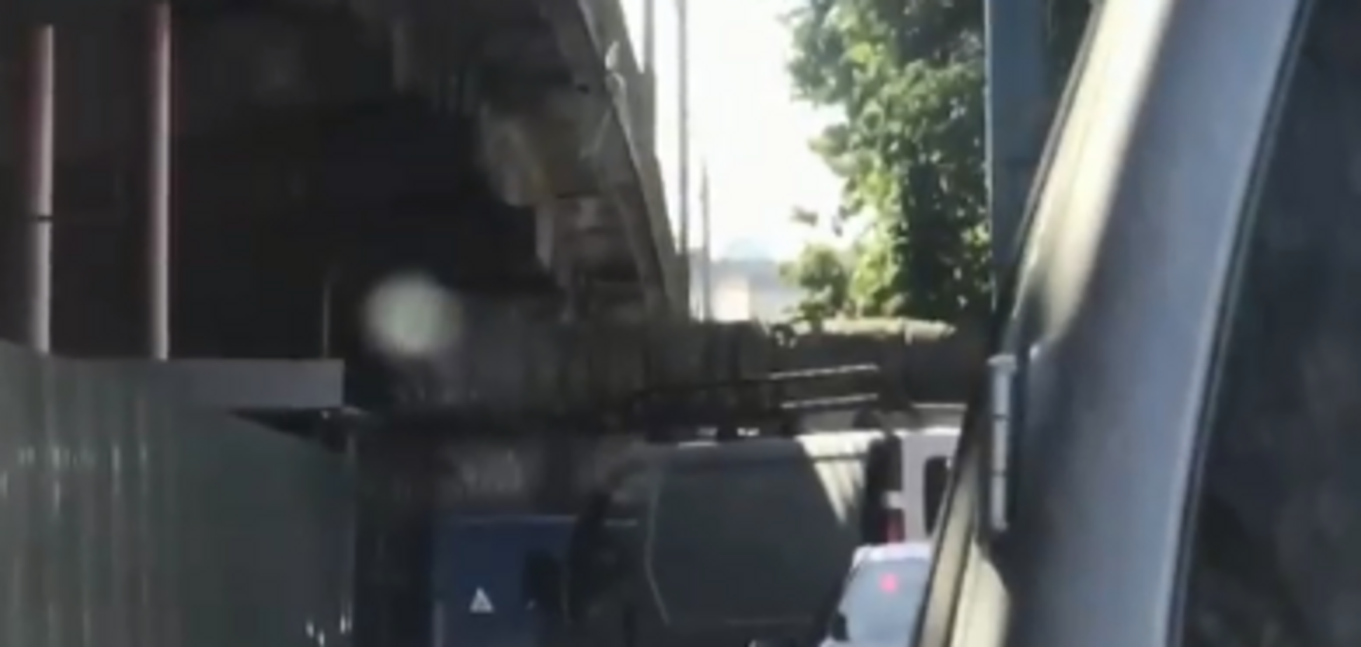 У Києві автомобіль застряг під мостом: з'явилося відео