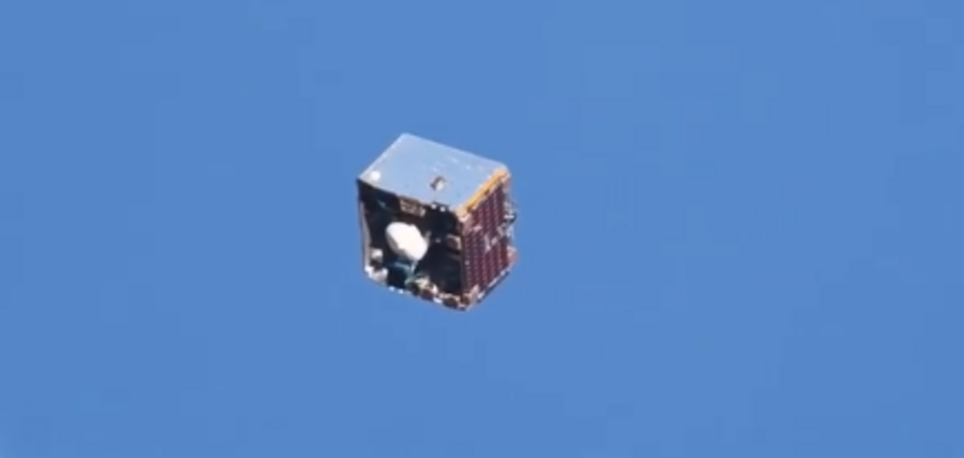  А из нашего окна: космонавт заснял пролетающий 'телевизор'