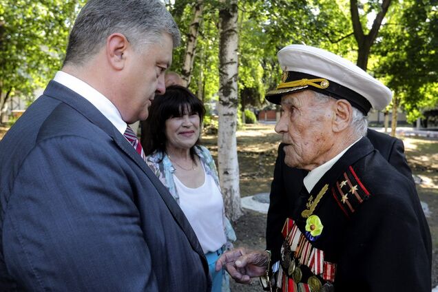 Онук загинув на Донбасі: Порошенко нагородив 100-річного ветерана