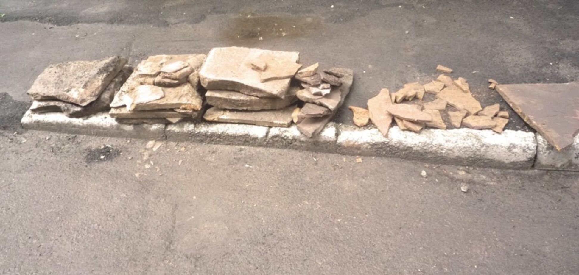 Во Львове случайно раскопали могильные плиты