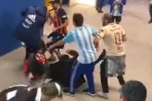 Избили толпой: во время матча Аргентина – Хорватия случился страшный инцидент - момент попал на видео