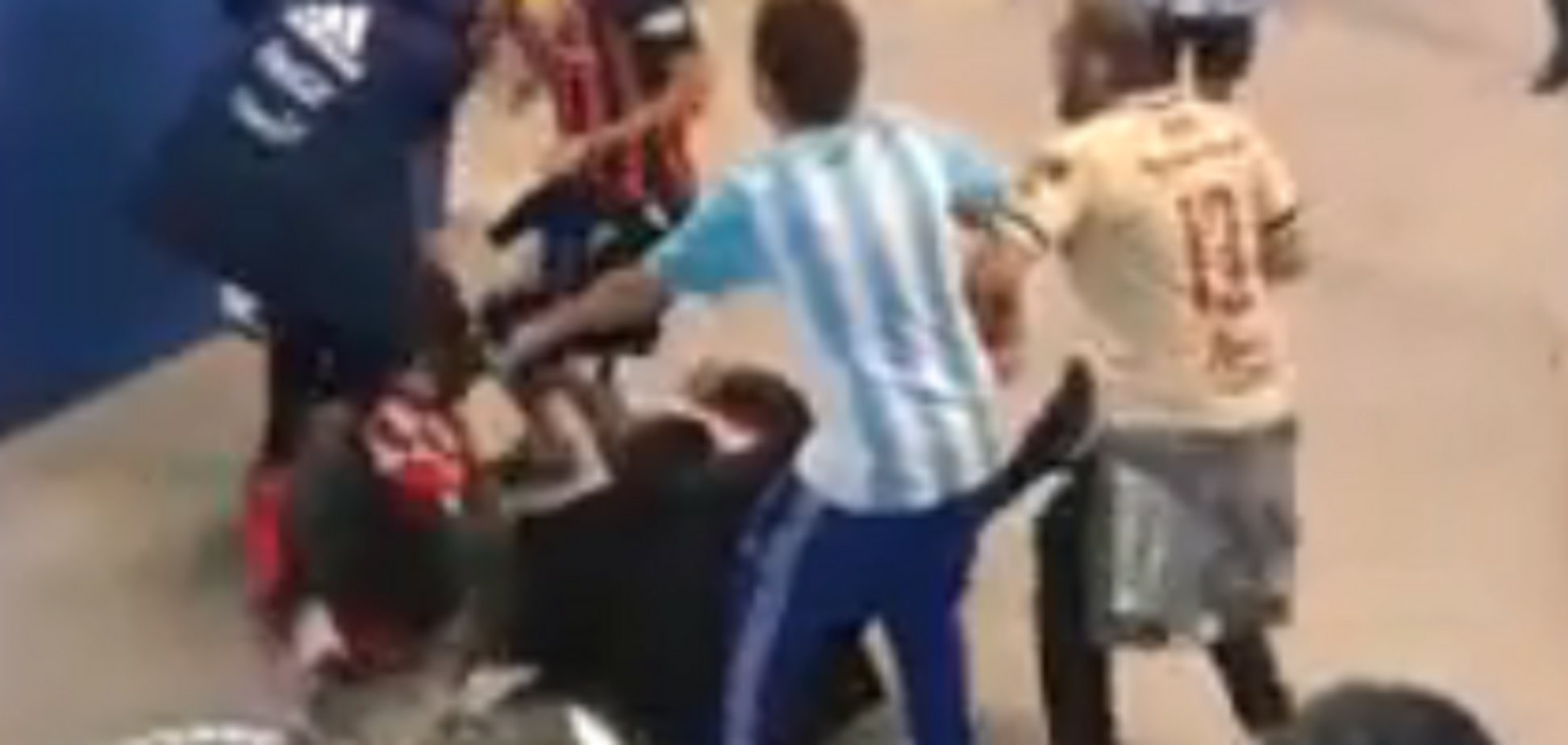 Избили толпой: во время матча Аргентина – Хорватия случился страшный инцидент - момент попал на видео