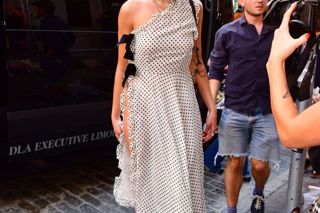 Дуа Ліпа і Надія Дорофеєва з'явилися на людях в однакових відвертих сукнях