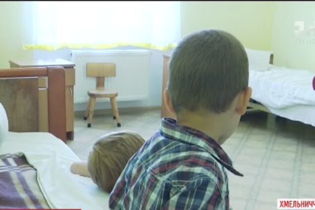 От отчаяния: на Хмельниччине горе-мать хотела продать детей богачам