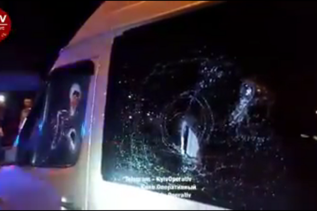 У Києві напали на автобус: відеофакт