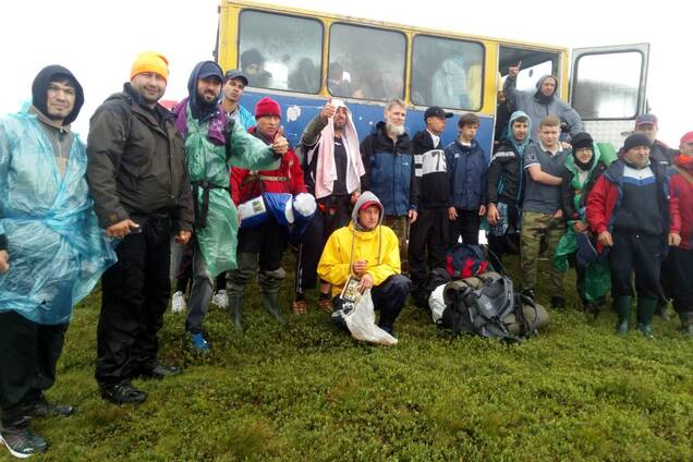 Карпаты завалило снегом: спасатели показали, как эвакуировали детский лагерь