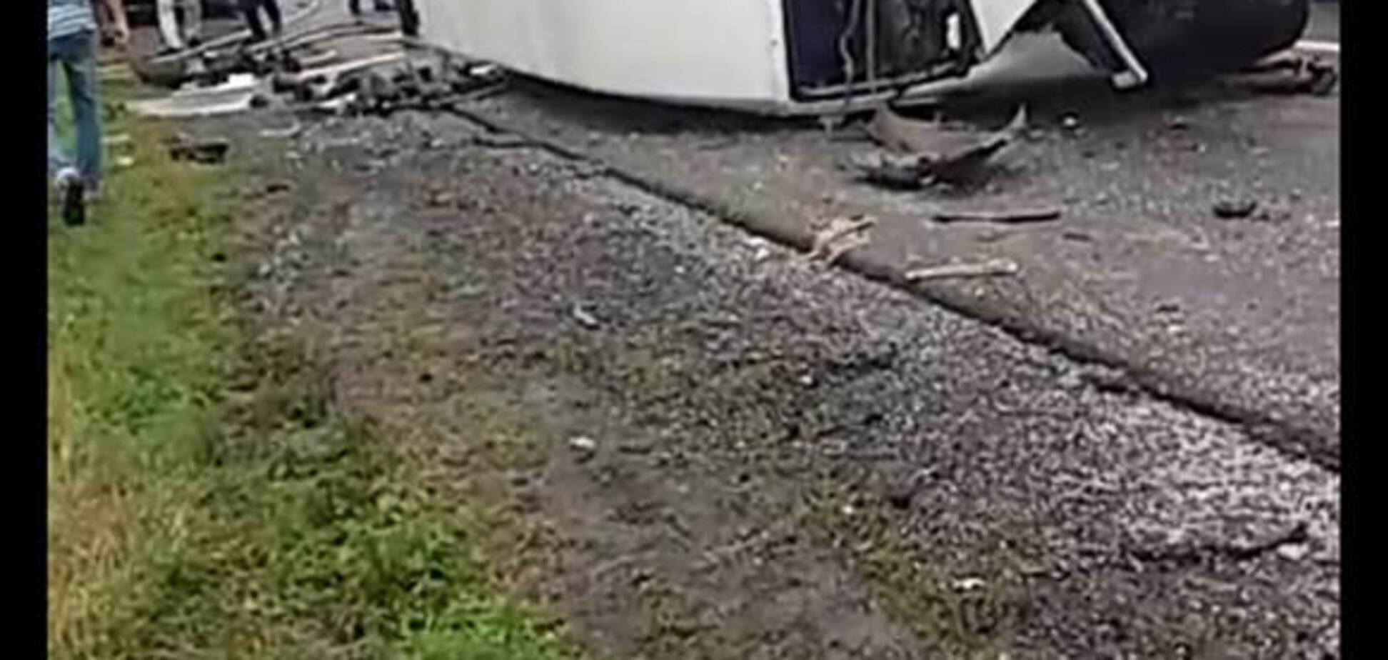 Розбиті автобуси: під Києвом сталася масштабна аварія