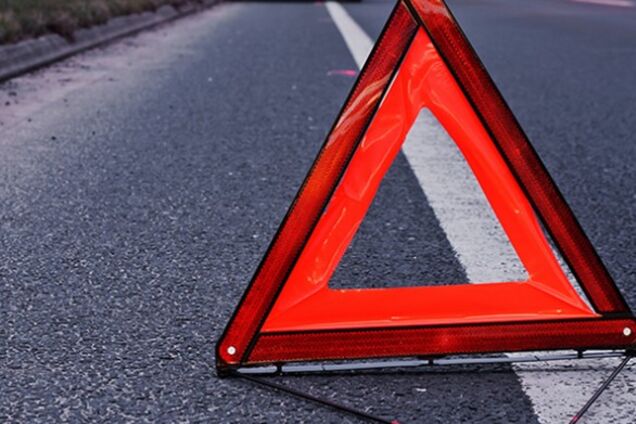 Протаранив бус з іноземцями: на Львівщині сталося смертельна ДТП