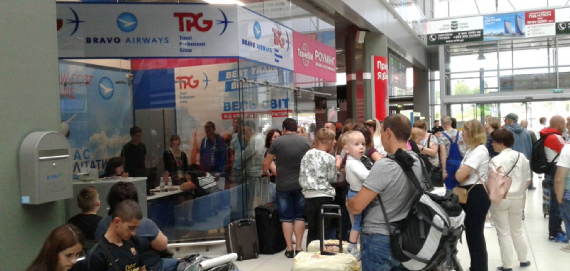 Замість Тунісу - відпочинок в 'Жулянах': близько 70 туристів застрягли в аеропорту Києва