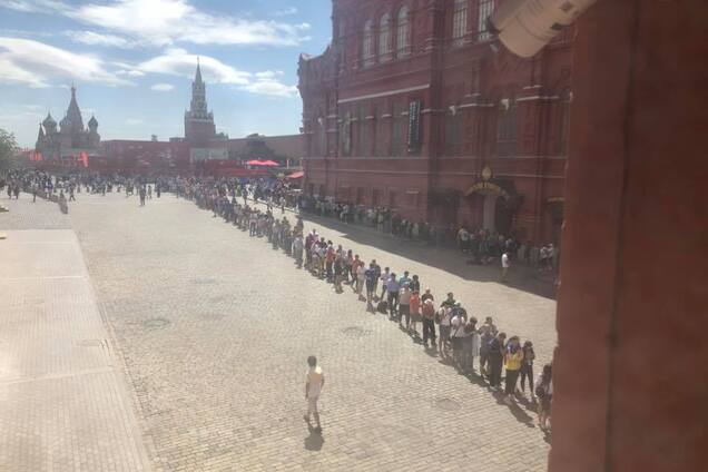 'Де ще мумію побачать': у мережі висміяли фанатів ЧС-2018 через Леніна