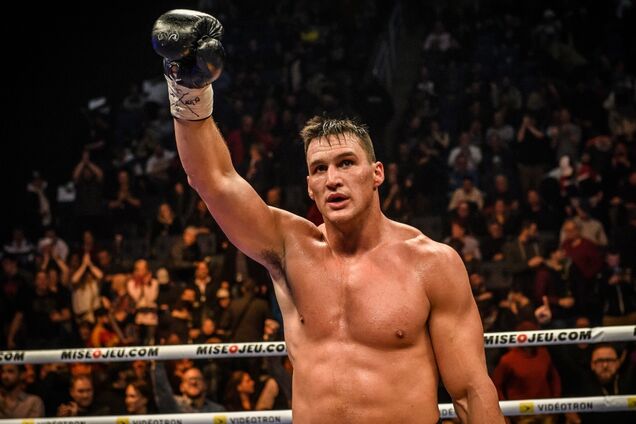 Непобедимый супертяж эффектно нокаутировал соперника, повесив его на канаты