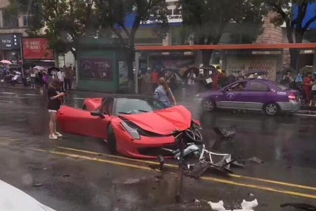 Розбити за 60 секунд: сумне відео першої поїздки автоледи за кермом Ferrari