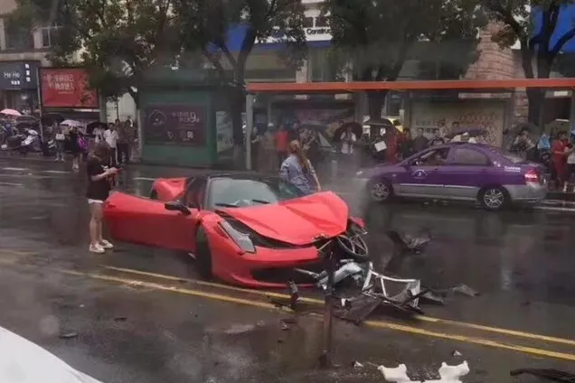 Розбити за 60 секунд: сумне відео першої поїздки автоледи за кермом Ferrari