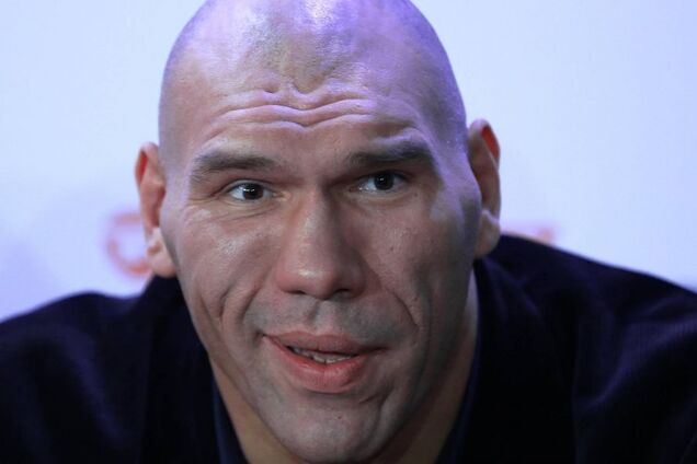 'Вот откуда круги на полях': российского боксера-депутата высмеяли за нелепые фото и стих