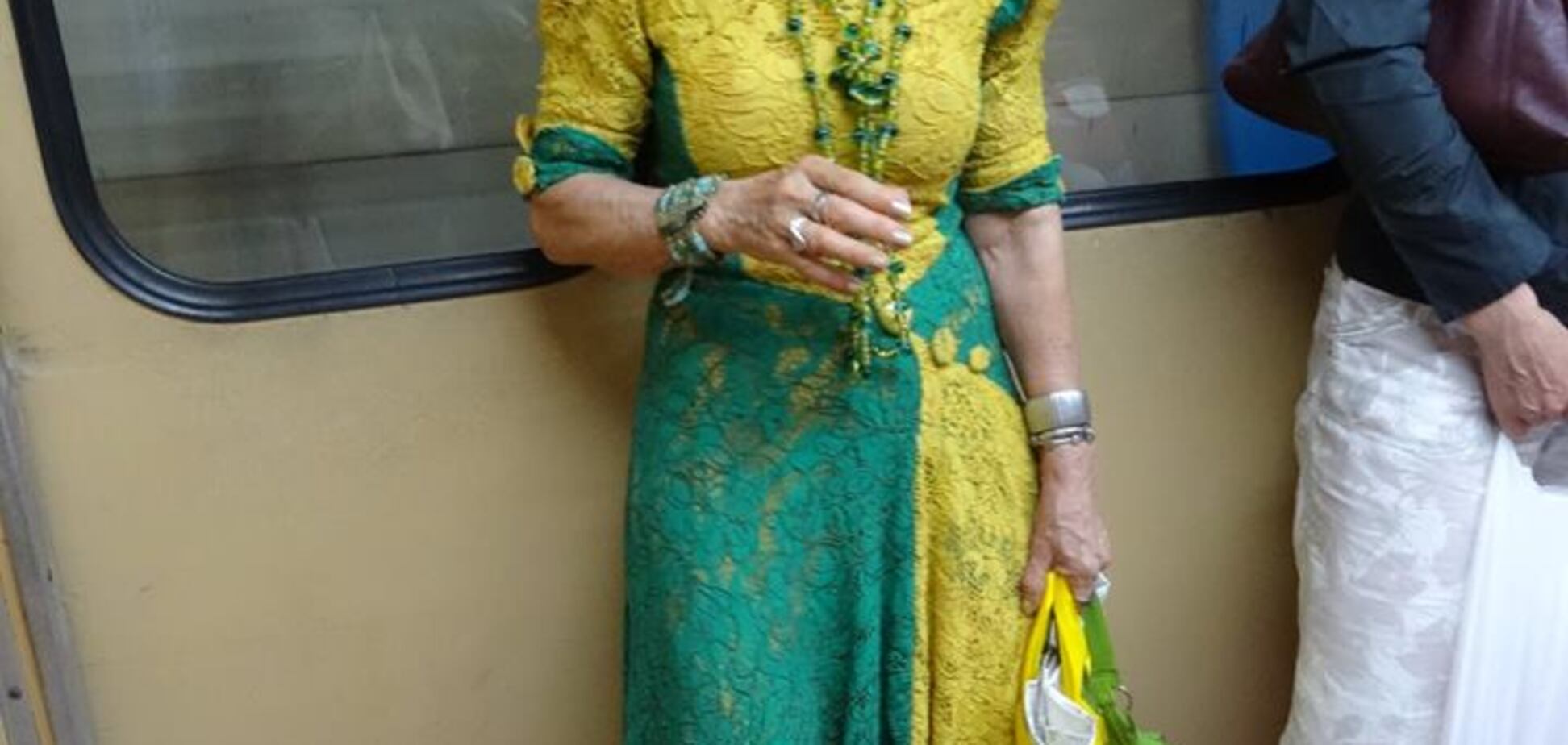 'Женщина-праздник' восхитила пассажиров метро в Харькове