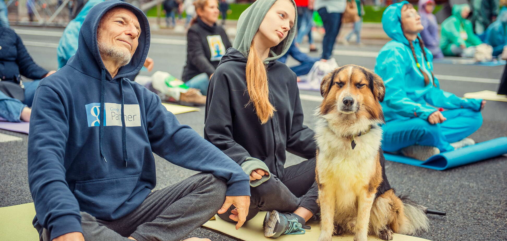 На Хрещатику йоги провели масовий урок під дощем: фото