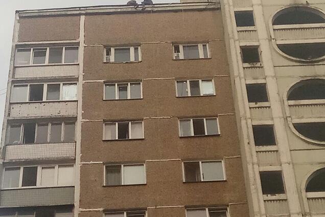 У Києві хлопець з дівчиною піднялися на багатоповерхівку і хотіли стрибнути: відео