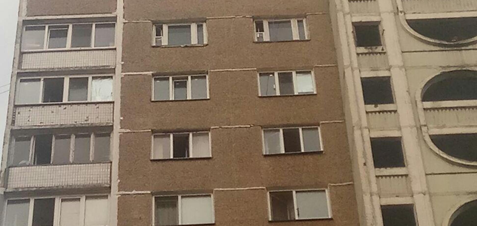 В Киеве парень с девушкой взобрались на многоэтажку и хотели прыгнуть: видео