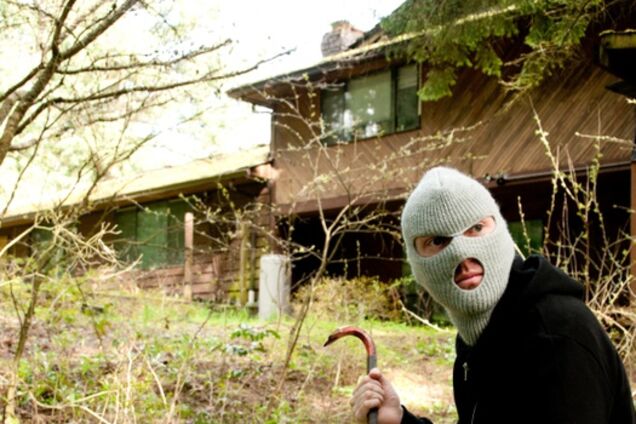 воры лезут в дом