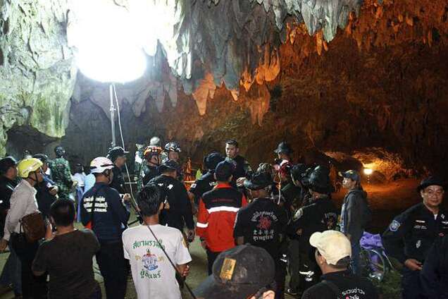 'Вони живі': в Таїланді третю добу шукають зниклих в печері футболістів