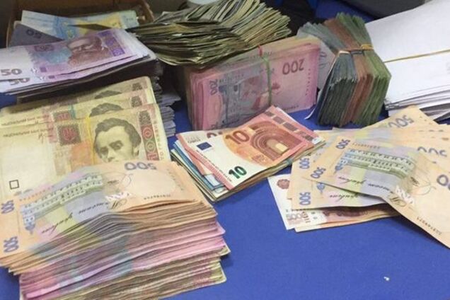 Крупная рыба: в Днепре накрыли сеть 'конвертов' под прикрытием ГФС