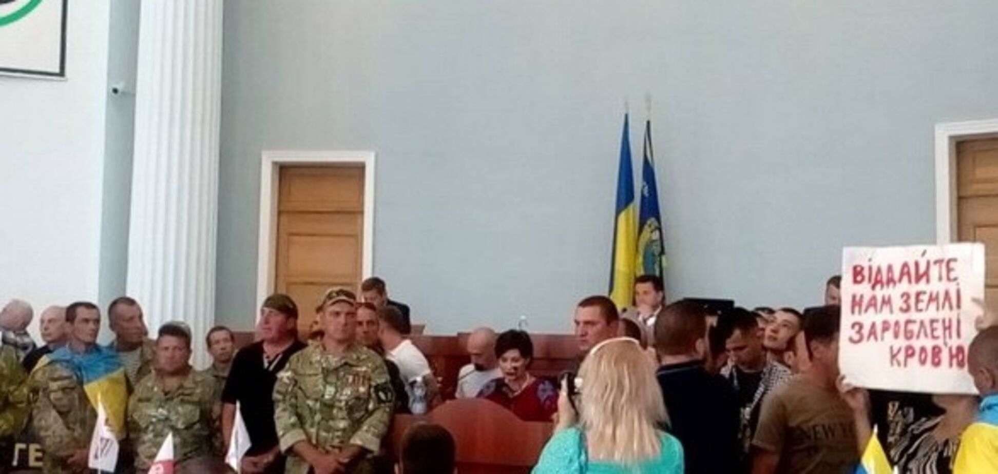 У Черкасах активісти 'взяли у заручники' депутатів і висунули вимогу