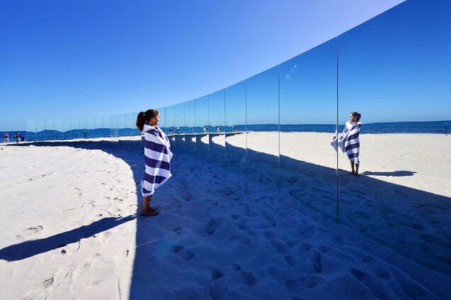 В Австралии пляж превратили в зеркальный 'необитаемый остров': фото