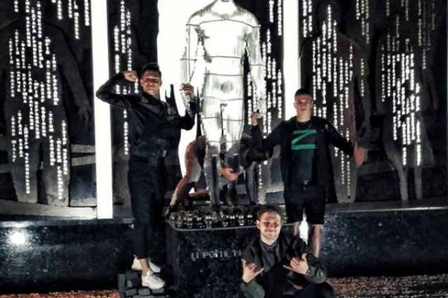 'Ноги поломать!' В Житомире подростки оскандалились у памятника Небесной Сотне