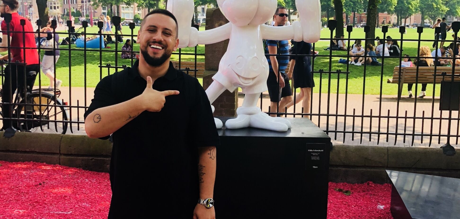 'Выглядело, как декорация': MONATIK раскрыл секреты города красных фонарей