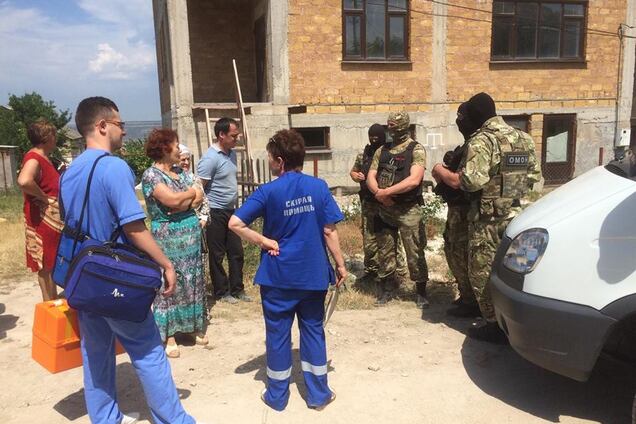 Вооруженные люди оцепили улицу: оккупанты устроили переполох в Крыму