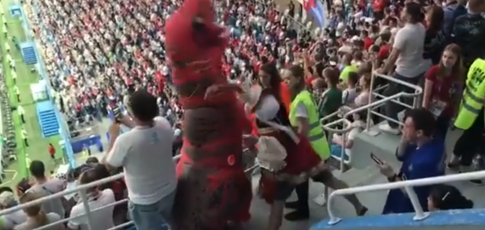 Жінка з бородою влаштувала бійку з динозавром на ЧС-2018