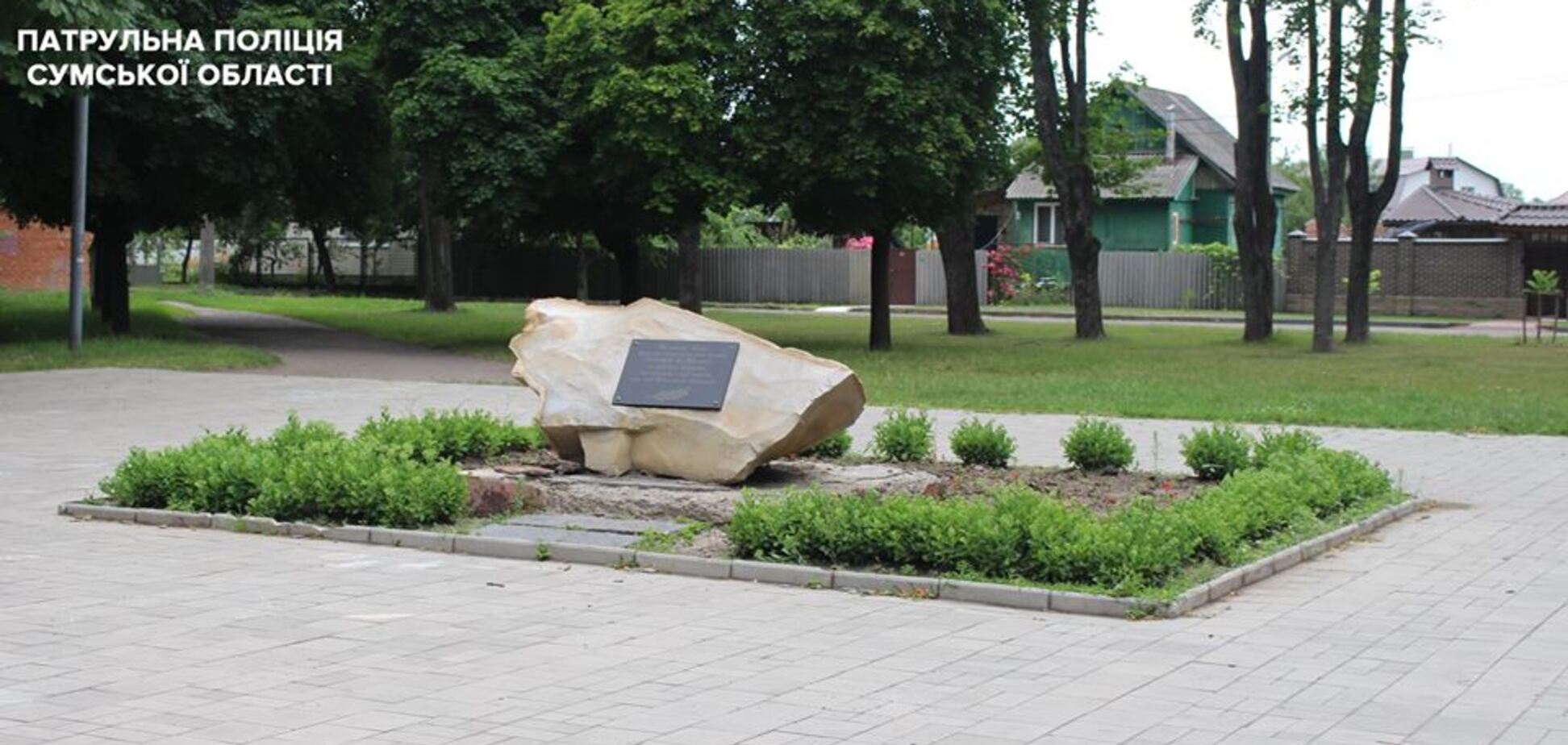 Справляли потреби і знімали на відео: в Сумах підлітки осквернили пам'ятник Небесної Сотні