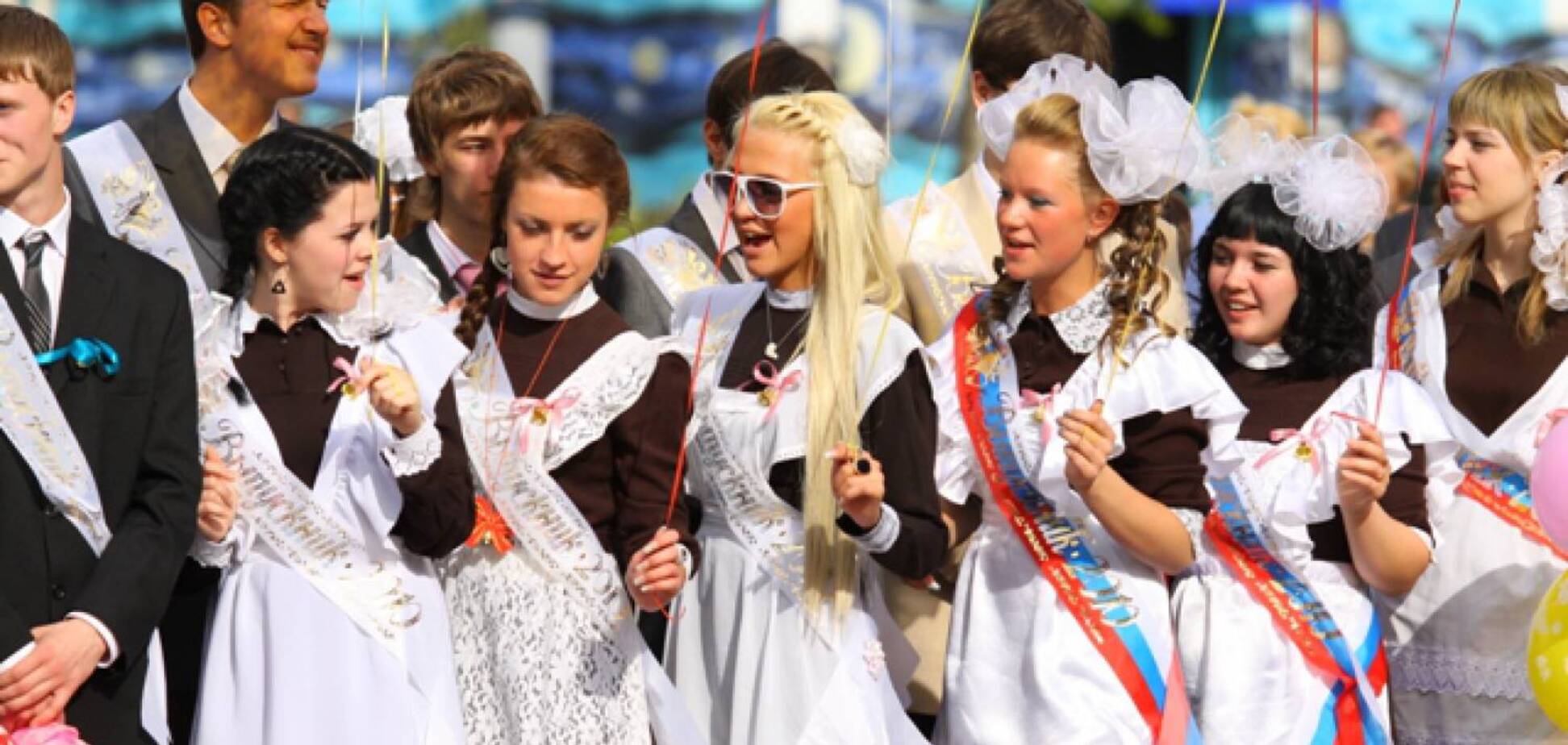 В России школьникам раздали грамоты с гербом и флагом Украины. Фотофакт