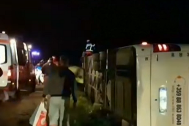 В Румынии перевернулся автобус с 60 украинскими туристами: видео жуткого ДТП