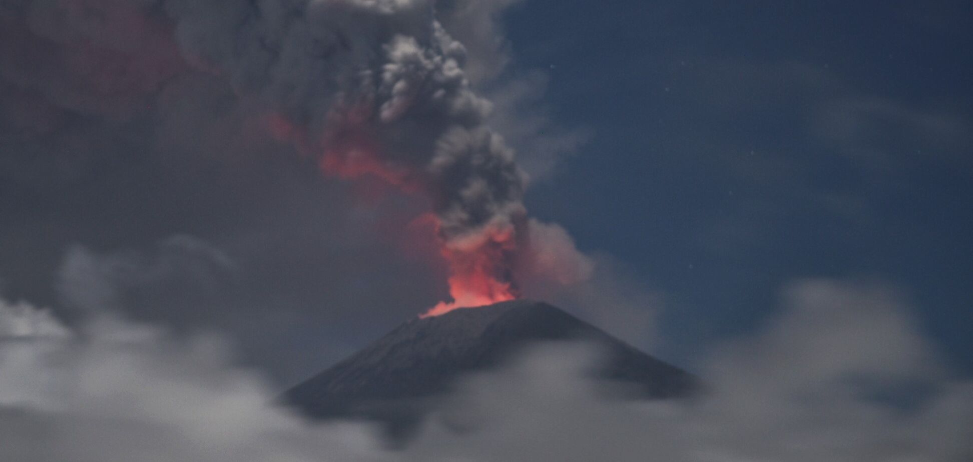 Стовп попелу у 2,5 км: на Балі розбушувався вулкан. Апокаліптичні фото