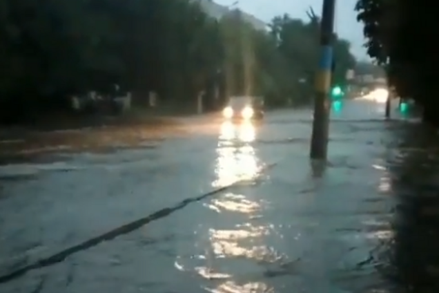 Черновцы 'поплыли' после ливня с градом