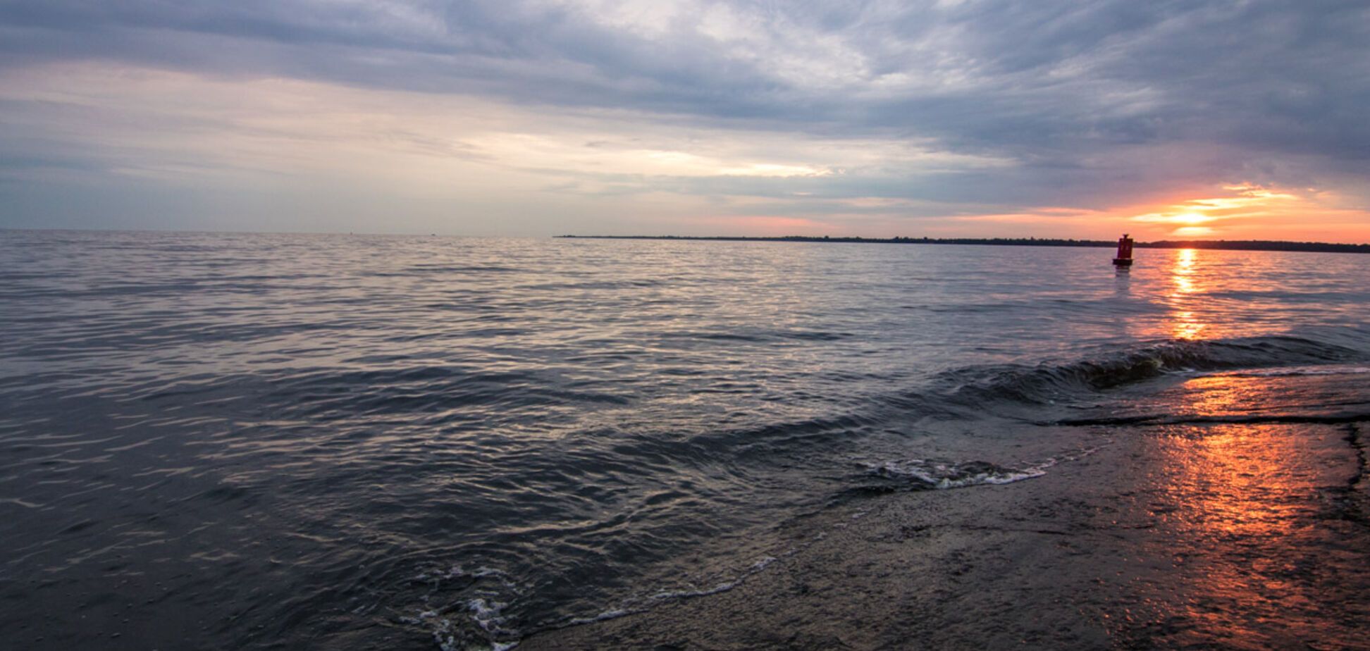 Рассвет на Киевском море: появились красочные фото