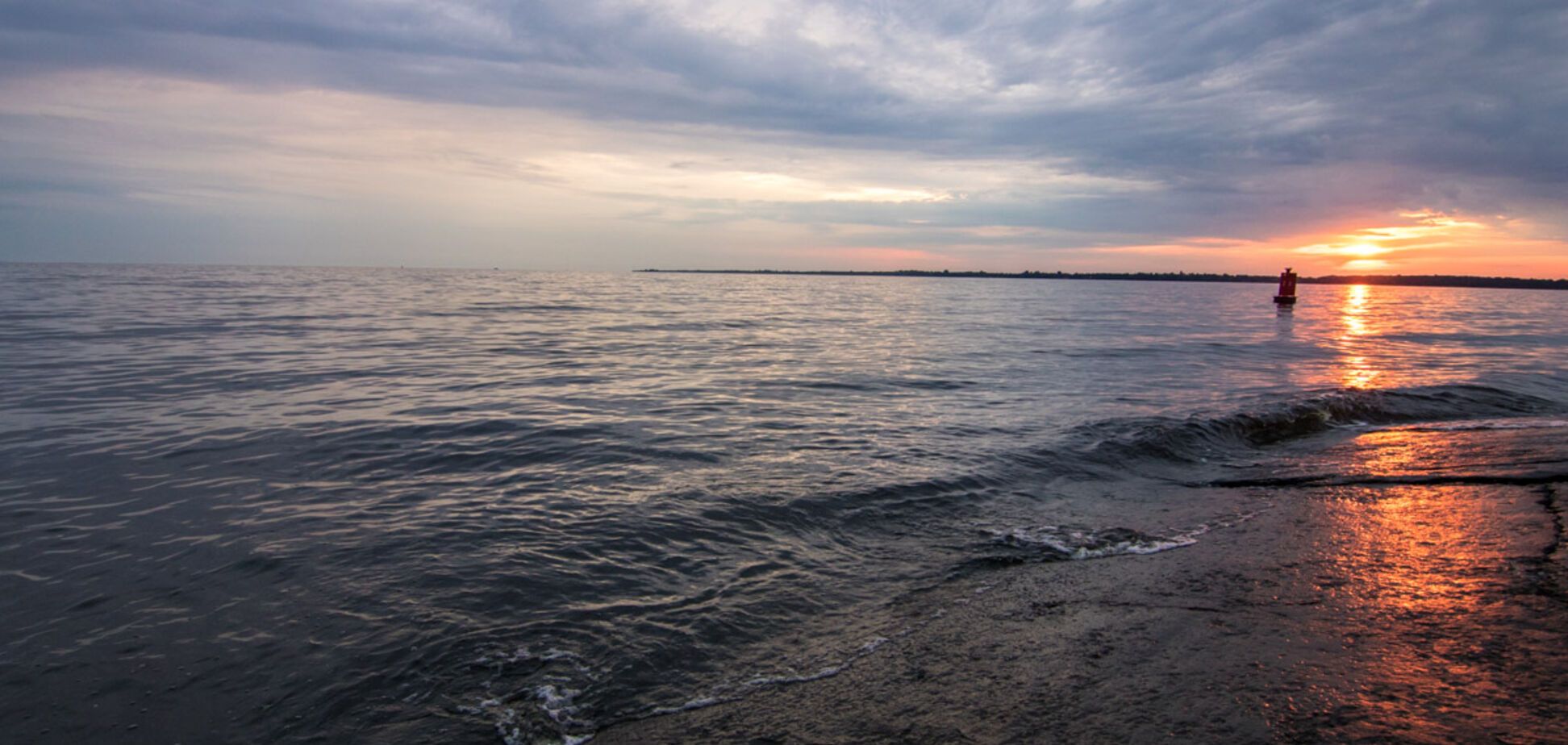 Світанок на Київському морі: з'явилися яскраві фото
